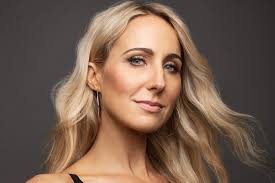 How tall is Nikki Glaser?